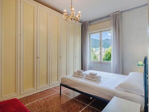 1 bedroom, travel crib