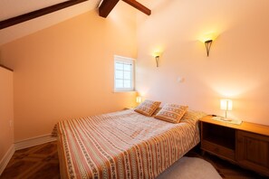 2 bedrooms, iron/ironing board, internet