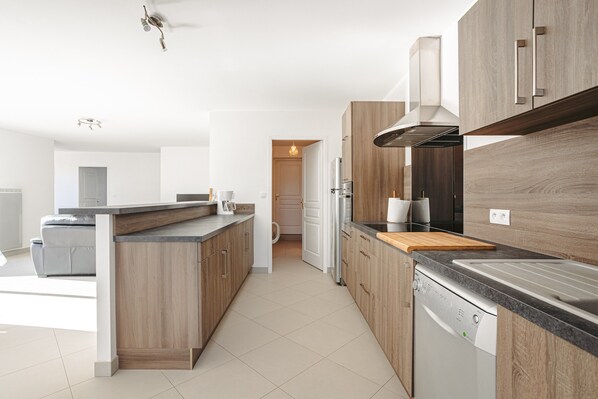 Kjøleskap, mikrobølgeovn, ovn og kokeplater