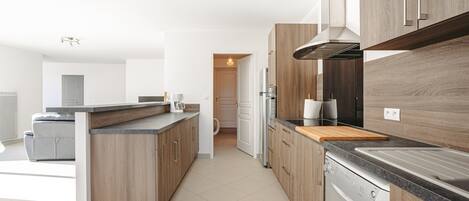 Réfrigérateur, four à micro-ondes, un four, surface de cuisson