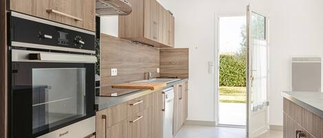 Jääkaappi, mikroaaltouuni, uuni, liesi