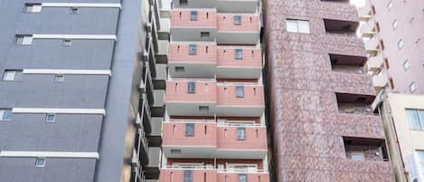 Un immeuble à plusieurs étages doté de balcons et de fenêtres.