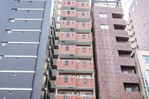 Un edificio de varios pisos con balcones y ventanas.