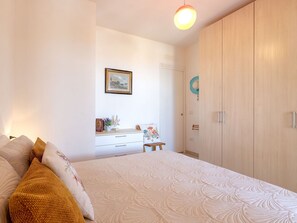 1 bedroom, travel crib
