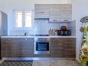 Four à micro-ondes, un four, chaise haute