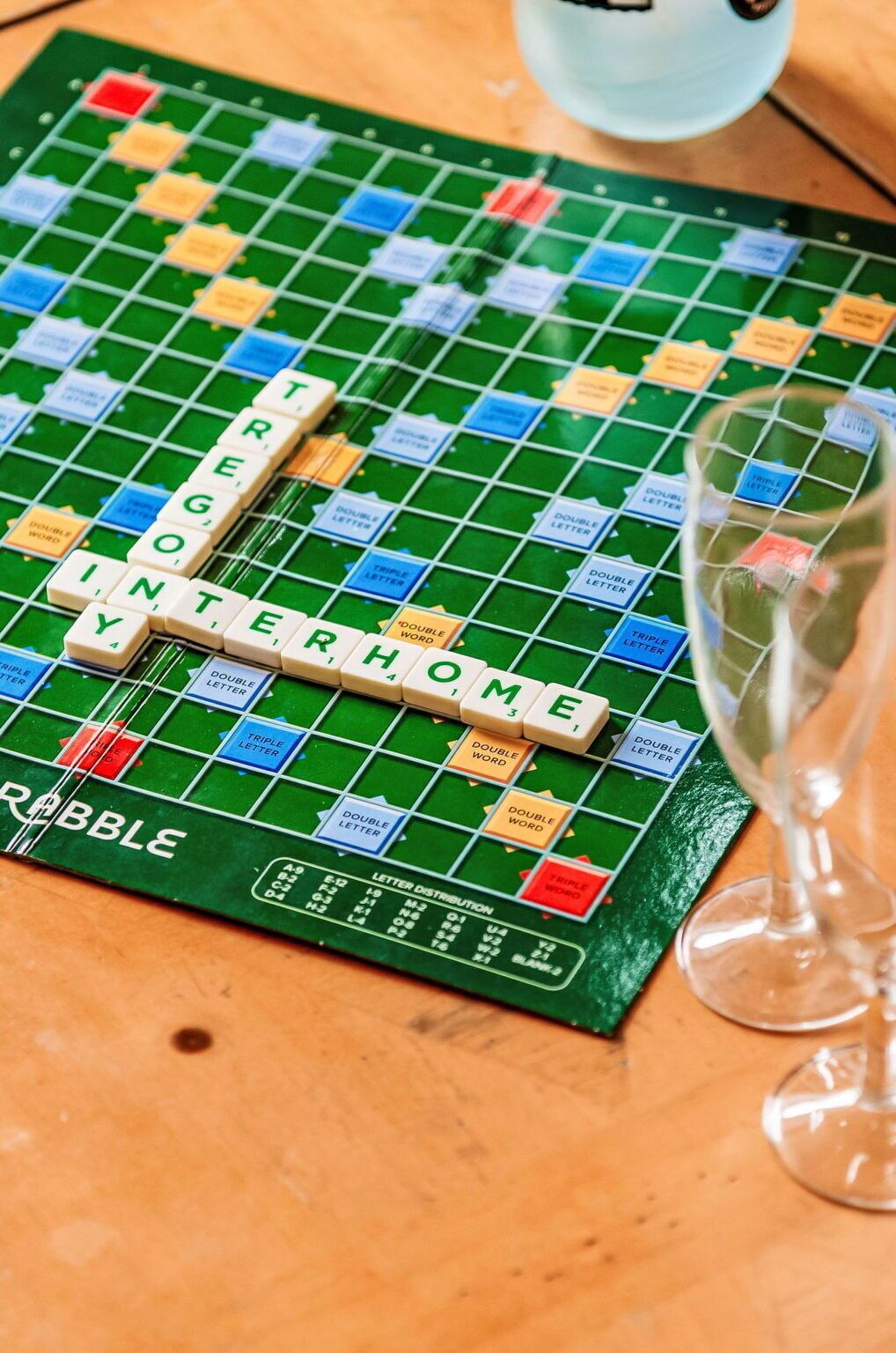 Un tablero de Scrabble con fichas que deletrean 