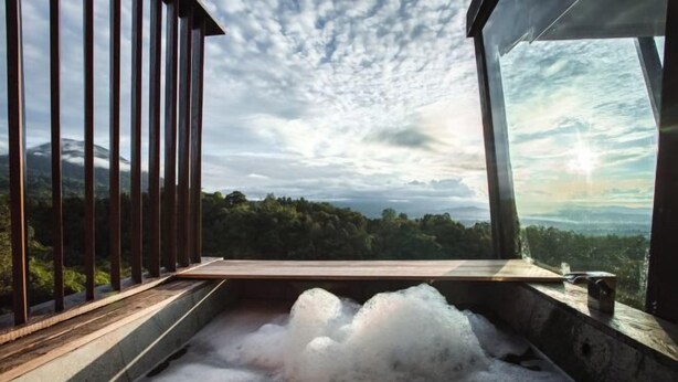 Un bain à remous avec vue sur un paysage montagneux.