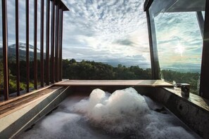 Un bain à remous avec vue sur un paysage montagneux.