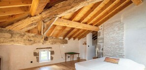 7 bedrooms, WiFi, bed sheets