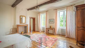 7 bedrooms, WiFi, bed sheets