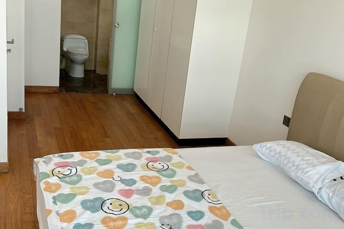 Cortinas blackout, tabla de planchar con plancha y ropa de cama 