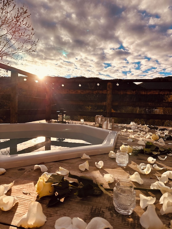 Hot springs - TogetherNest  (Horea)
