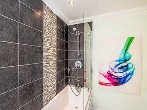 Bathroom - Nice apartment for 4 people with WIFI, TV and patio (Forres)