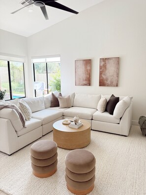 Televisión y chimenea