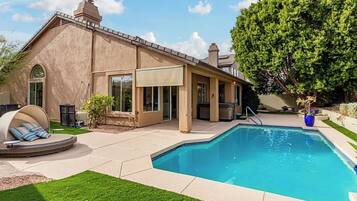 Piscina a l'aire lliure i piscina climatitzada