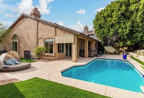 Alberca al aire libre y alberca climatizada