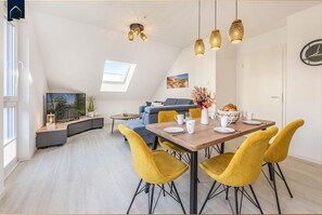 Dining - Kleckerburg vacation apartment - Comfortable Kleckerburg vacation apartment with balcony (Loddin)