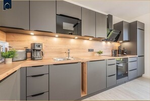 Fridge, microwave, oven, stovetop - Kleckerburg vacation apartment - Comfortable Kleckerburg vacation apartment with balcony (Loddin)