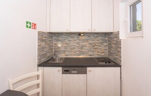 Réfrigérateur, un four, lave-vaisselle, cafetière-théière