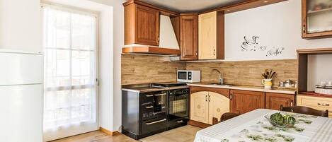 Een magnetron, een oven