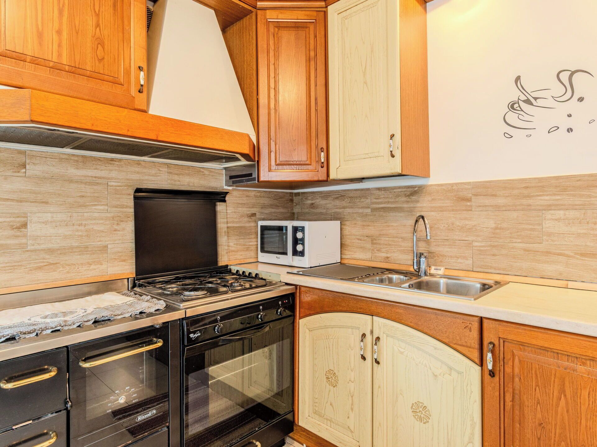 Cuisine, Comptoir, Cabinetry, Bois, Sol, Design Intérieur, Principaux Appliance, Appareil De Cuisine, Sol, Meubles