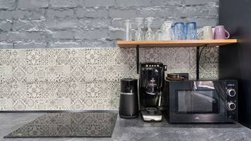 Een magnetron, een oven