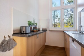 Kühlschrank, Mikrowelle, Herdplatte, Geschirrspüler