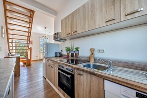 Kühlschrank, Mikrowelle, Ofen, Herdplatte