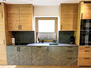 Four à micro-ondes, un four, lave-vaisselle