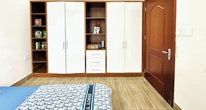 Habitación doble Confort, patio, vista a la ciudad | Tabla de planchar con plancha, wifi gratis y ropa de cama