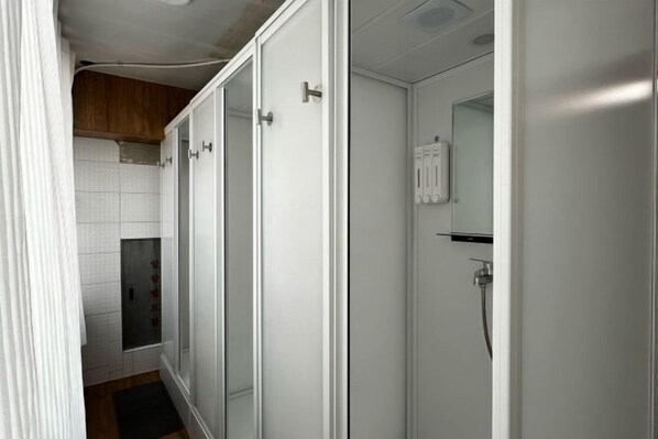Ein modernes Badezimmer mit Dusche, Toilette und Waschbecken.