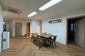 المنشأة من الداخل