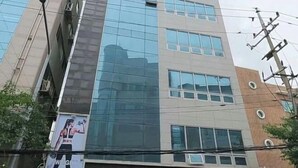 A modern building with a glass facade and multiple windows. - K Wave Guesthouse Ony Female In Hongdae 2 (Seoul)