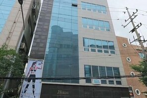 المنشأة من الخارج