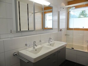Bathroom - Beautiful apartment for 4 guests with WIFI, TV and balcony (Engelberg)