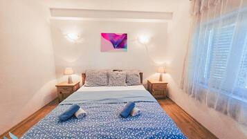 Travel crib, free WiFi