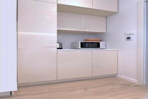 Mikrobølgeovn, kokeplater og kaffetrakter/tekoker