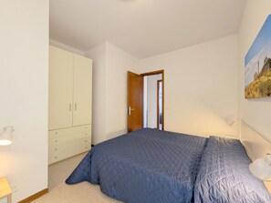 2 bedrooms, travel crib, bed sheets