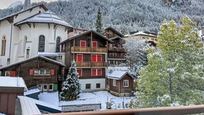 A traditional Alpine village with wooden buildings, a church, and snow-covered trees. - Lovely apartment for 6 people with WIFI, TV and balcony (Leukerbad)