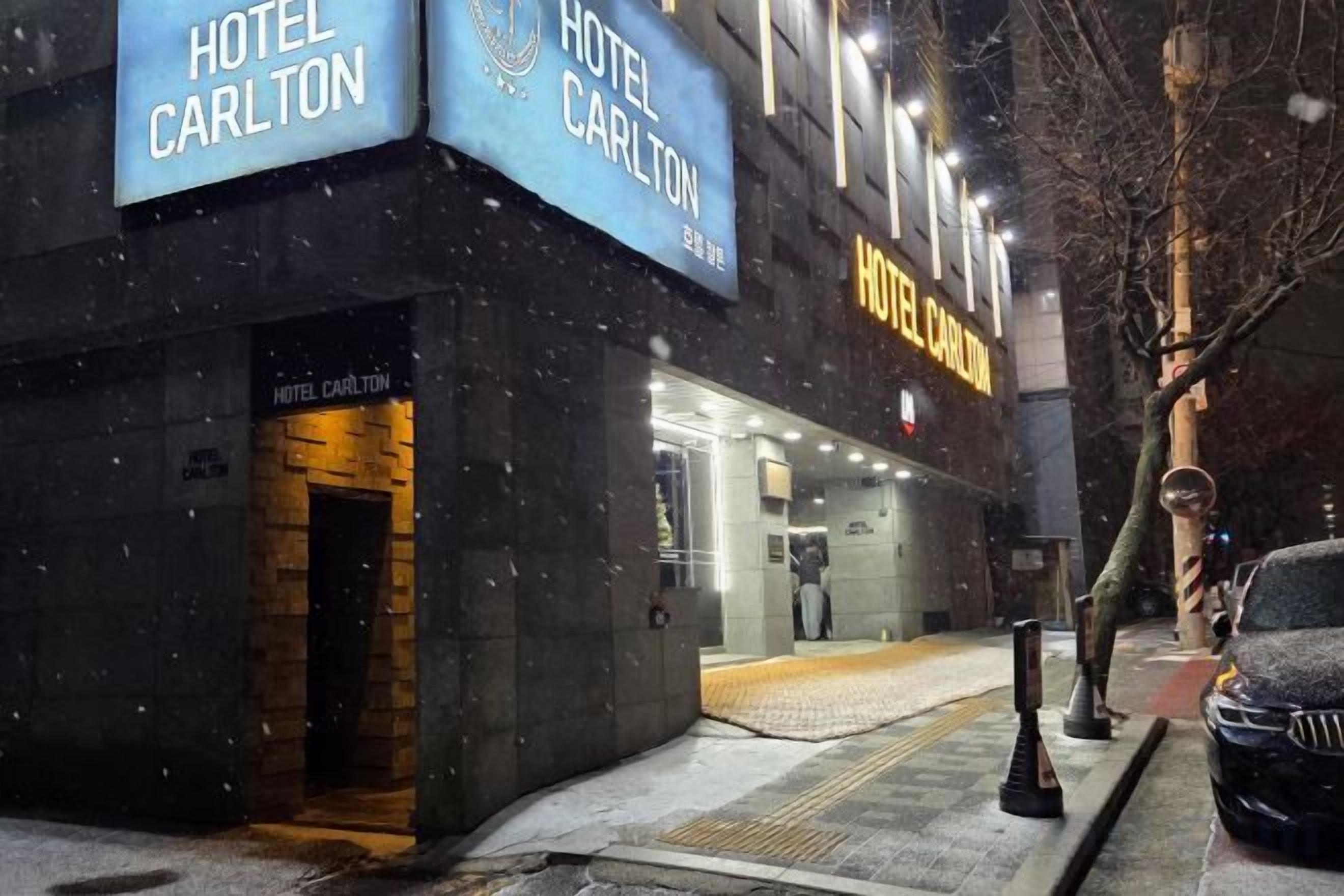 A hotel named 'Hotel Carlton' with a visible entrance and signage.