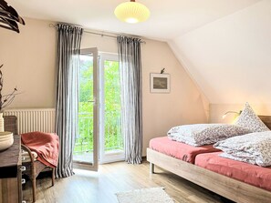 3 bedrooms, travel crib, free WiFi, bed sheets