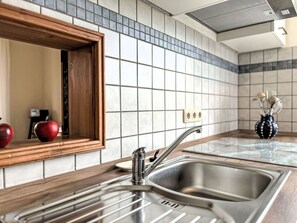 Four Ă micro-ondes, un four, lave-vaisselle, grille-pain