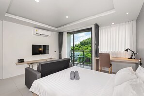 Standard Studio, Mountain View | In-room safe, iron/ironing board, free WiFi