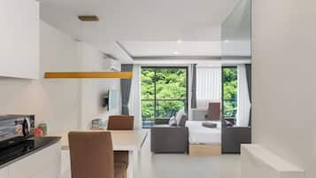 Standard Studio, Mountain View | In-room safe, iron/ironing board, free WiFi