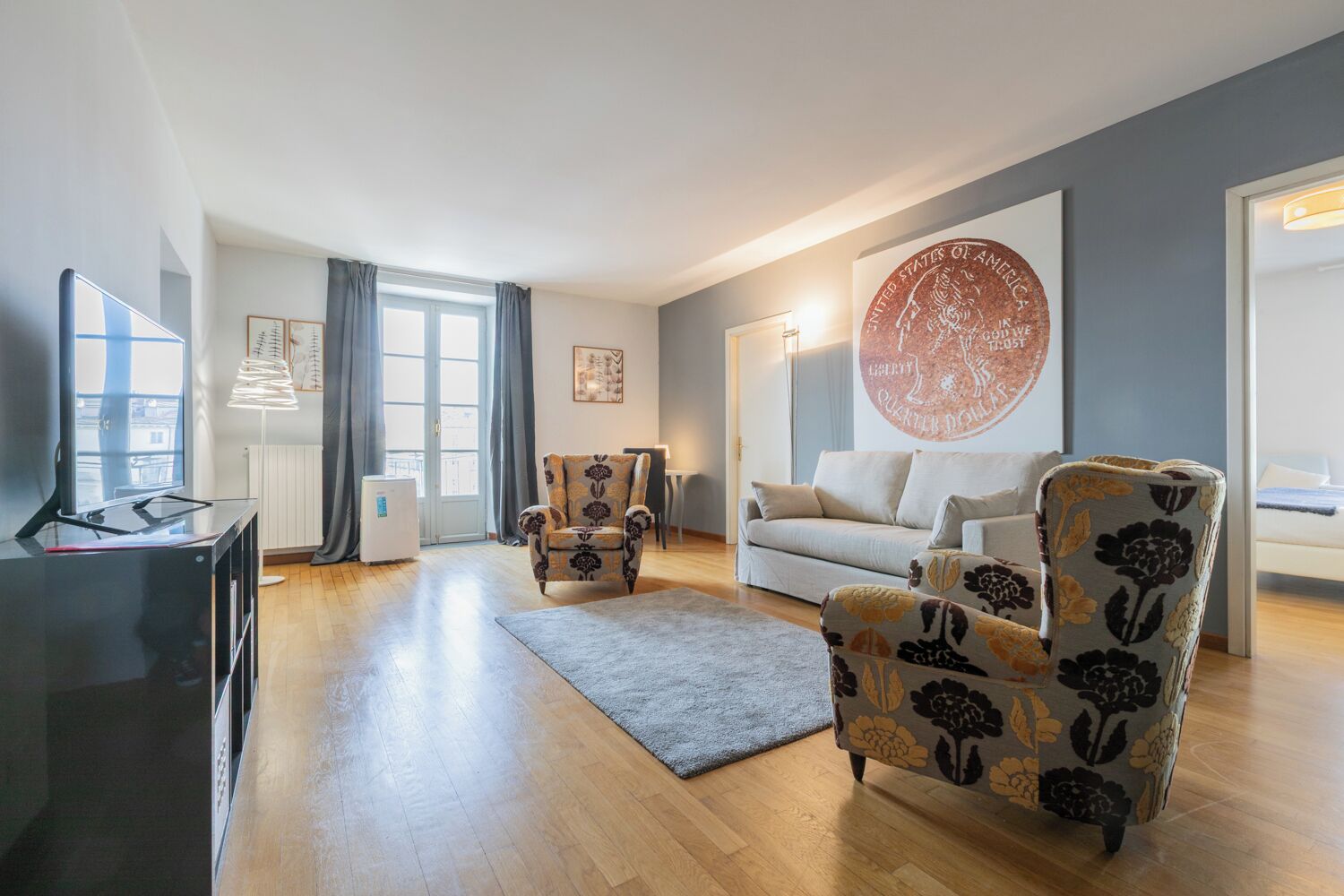 Appartement, 2 chambres, vue ville | Coin séjour | Télévision de 30 pouces avec chaînes par satellite