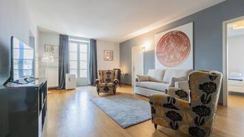 Apartment, 2 Schlafzimmer, Stadtblick | Wohnbereich | 30-Zoll-Fernseher mit Satellitenempfang