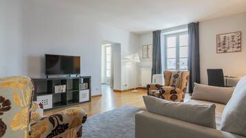 Apartment, 2 Bedrooms, City View | Living area | 30-inch TV with satellite channels