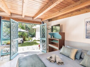 1 bedroom, travel crib, free WiFi - Beautiful private villa for 2 people with WIFI, A/C, TV, terrace and pets allowed (Sabaudia)