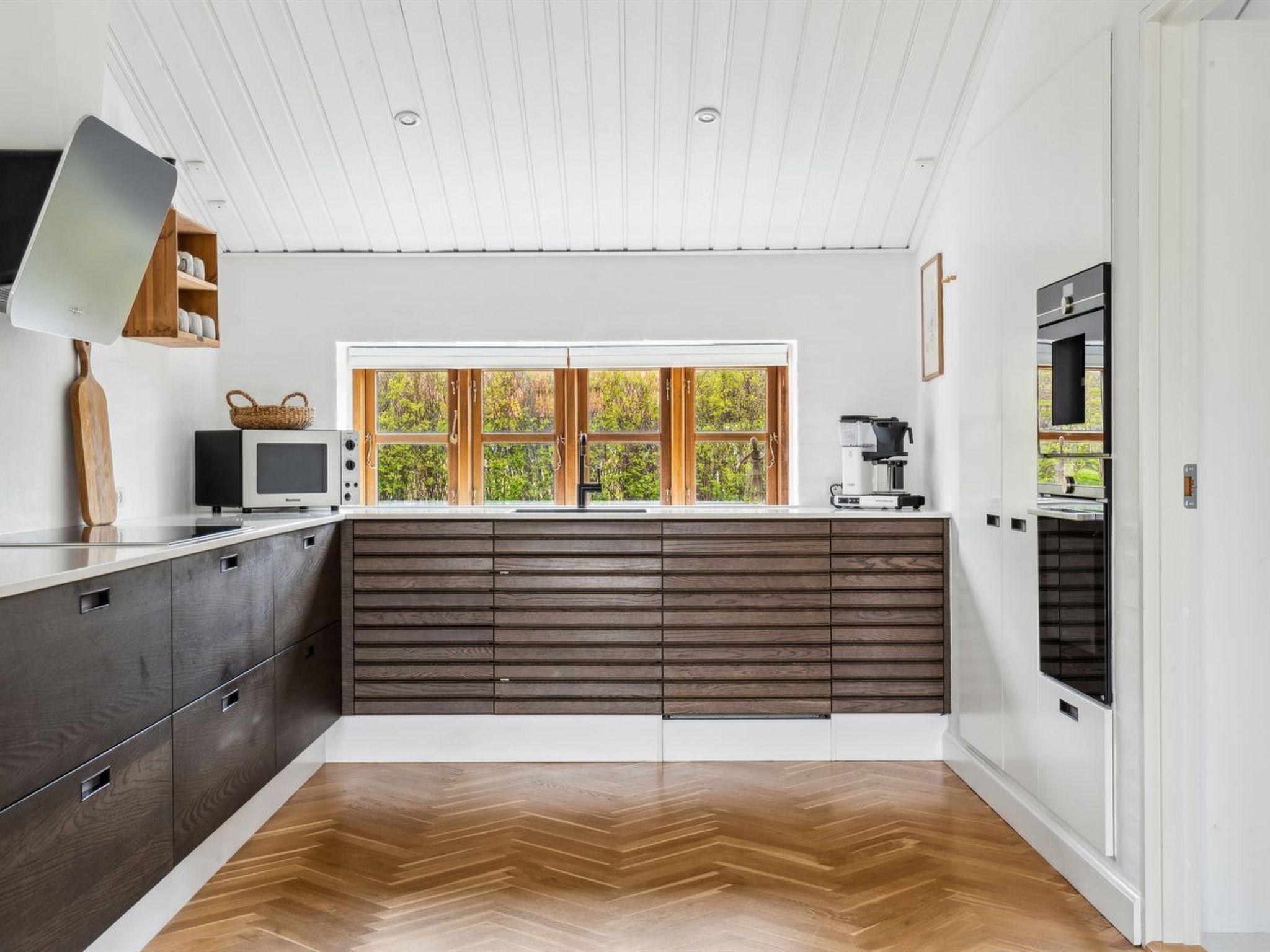 Kühlschrank, Mikrowelle, Geschirrspüler, Kochgeschirr/Geschirr/Besteck