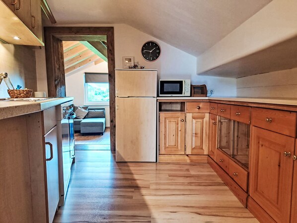 Réfrigérateur, un four, lave-vaisselle, vaisselle et ustensiles